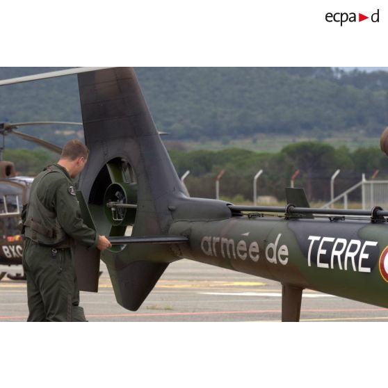 Un pilote effectue les vérifications d'usage pour un vol à bord d'un hélicoptère Gazelle peu avant un exercice EALAT (École de l'aviation légère de l'armée de Terre).