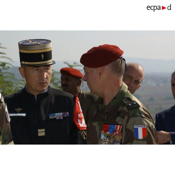 Le général de brigade Lechevallier et le lieutenant-colonel responsable du détachement de la Gendarmerie nationale.