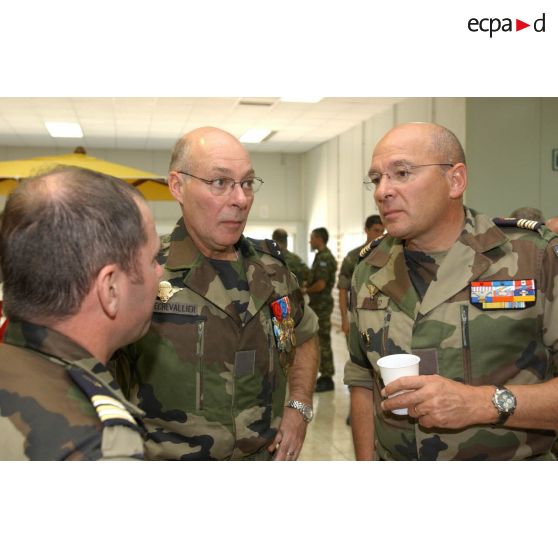 Le général Lechevallier et le colonel Renaud pendant le cocktail.