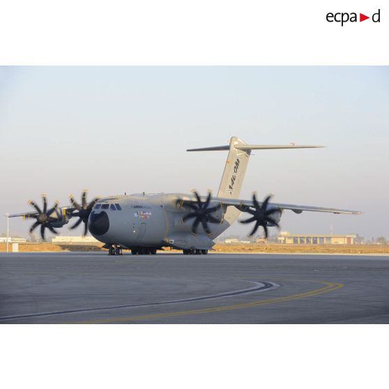 L'A400M au roulage sur le tarmac de l'aéroport de Séville lors de son premier vol.