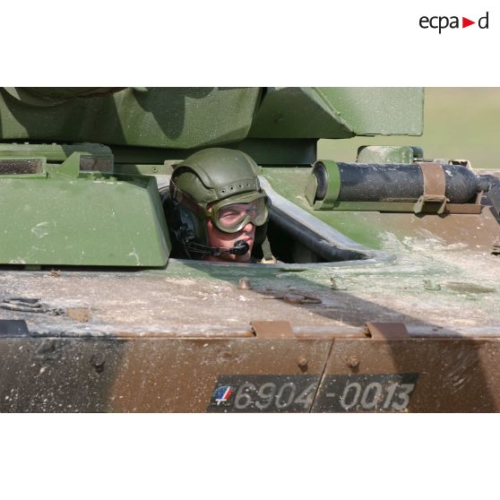 Conducteur d'un AMX 10 RC évoluant sur le terrain lors des démonstrations dynamiques de l'armée de Terre à Mourmelon.