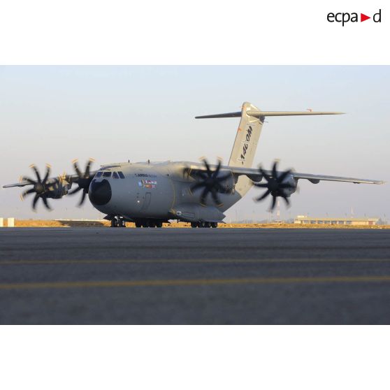 L'A400M au roulage sur le tarmac de l'aéroport de Séville lors de son premier vol.