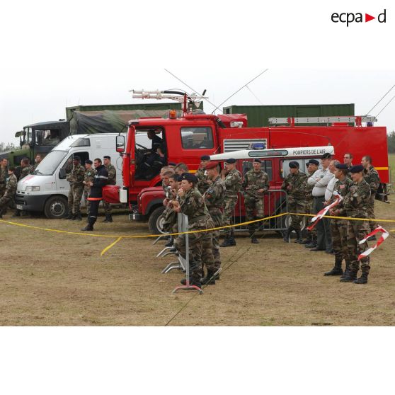 Personnels figurants, attendant d'intervenir lors des démonstrations dynamiques de l'armée à Mourmelon.