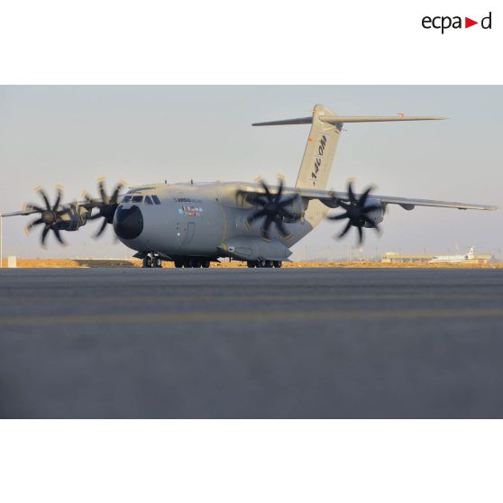 L'A400M au roulage sur le tarmac de l'aéroport de Séville lors de son premier vol.