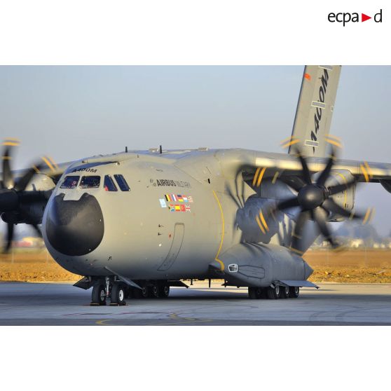 L'A400M au roulage sur le tarmac de l'aéroport de Séville lors de son premier vol.