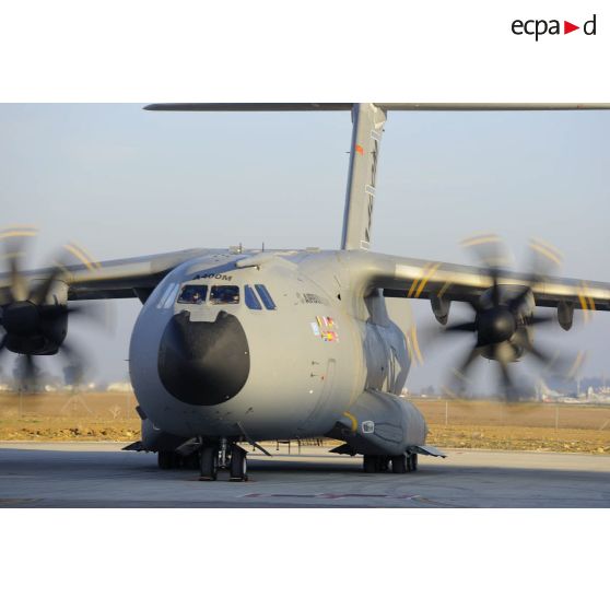 L'A400M au roulage sur le tarmac de l'aéroport de Séville lors de son premier vol.