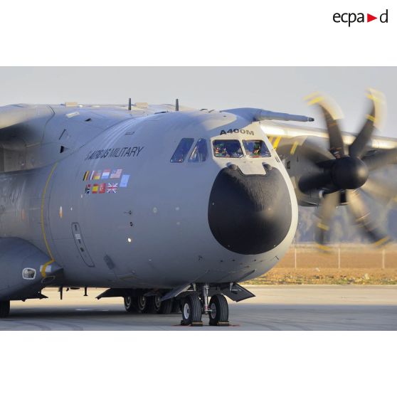 L'A400M au roulage sur le tarmac de l'aéroport de Séville lors de son premier vol.