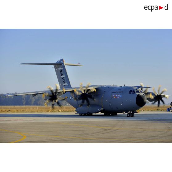 L'A400M au roulage sur le tarmac de l'aéroport de Séville lors de son premier vol.