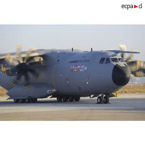 L'A400M au roulage sur le tarmac de l'aéroport de Séville lors de son premier vol.