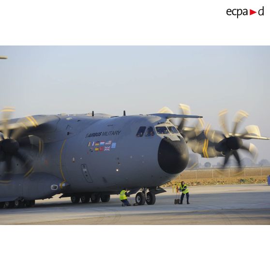 L'A400M au roulage sur le tarmac de l'aéroport de Séville lors de son premier vol.