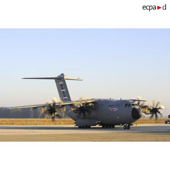 L'A400M au roulage sur le tarmac de l'aéroport de Séville lors de son premier vol.