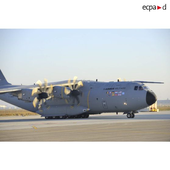 L'A400M au roulage sur le tarmac de l'aéroport de Séville lors de son premier vol.