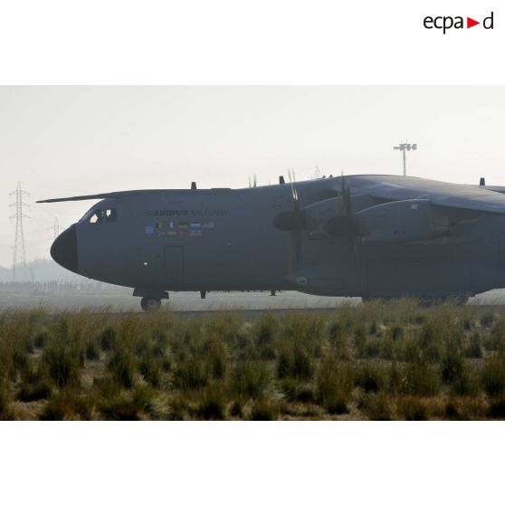 L'A400M au roulage sur le tarmac de l'aéroport de Séville lors de son premier vol.