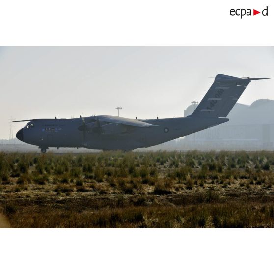 L'A400M au roulage sur le tarmac de l'aéroport de Séville lors de son premier vol.