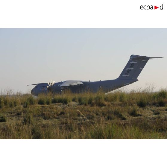 L'A400M au roulage sur le tarmac de l'aéroport de Séville lors de son premier vol.