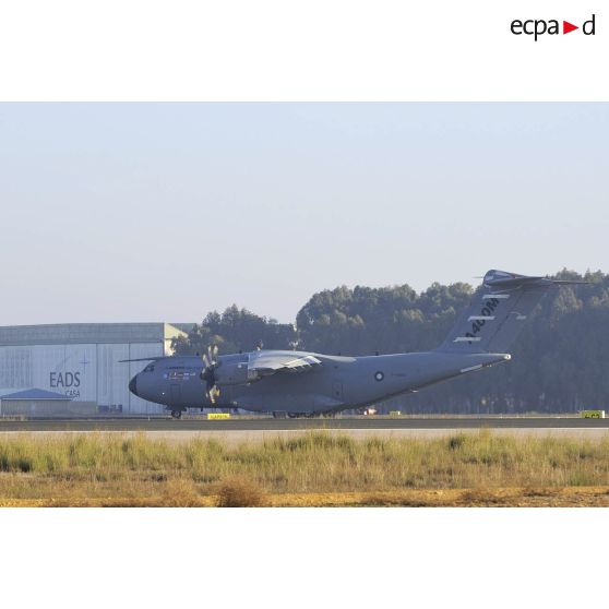 L'A400M au roulage sur le tarmac de l'aéroport de Séville lors de son premier vol.