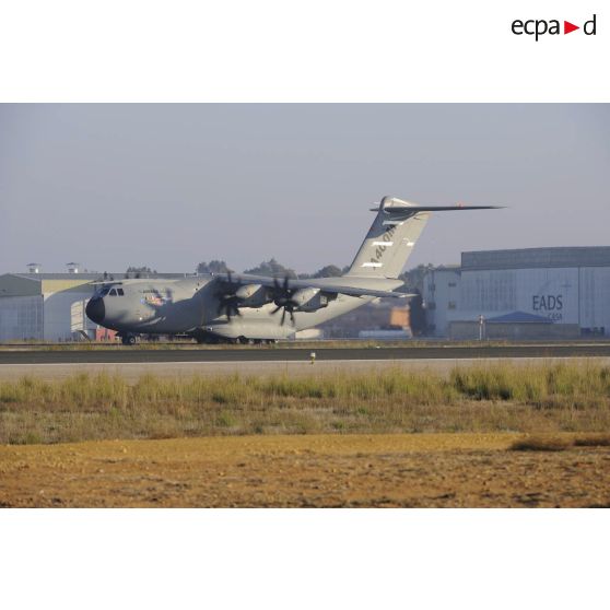 L'A400M au roulage sur le tarmac de l'aéroport de Séville lors de son premier vol.