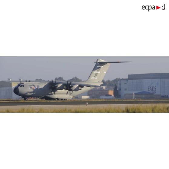 L'A400M au roulage sur le tarmac de l'aéroport de Séville lors de son premier vol.