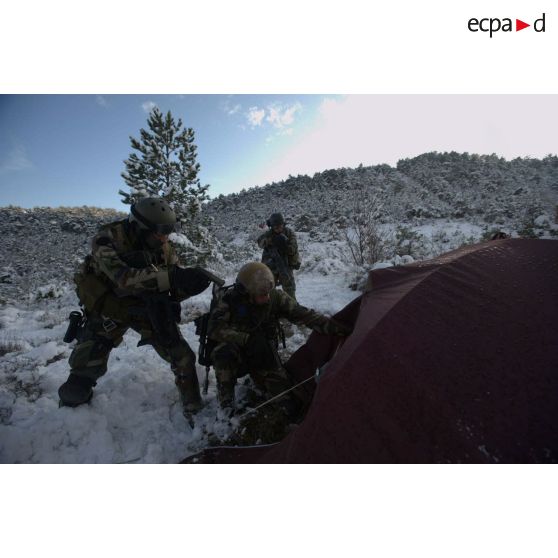 Au cours de l'exercice Etoile verte, des commandos du GCM (groupement commando montagne) de la 27e BIM (brigade d'infanterie de montagne) investissent et fouillent un campement fictif d'insurgés à la recherche d'armes.