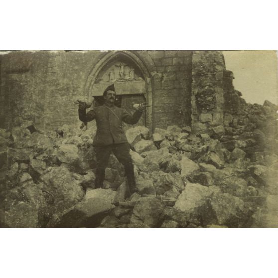 Eglise de Verneuil. Clocher abattu par nous pour arracher le point de mire boche. Janvier 1917. Colombophyle. [légende d'origine]