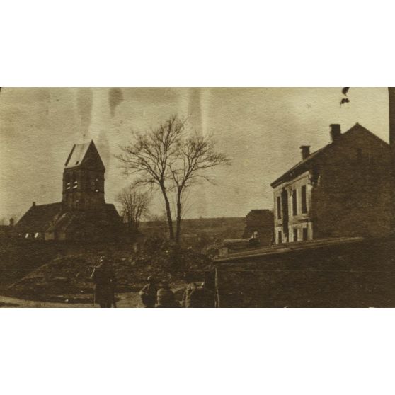 Vaurezis (Aisne). Vue de l'école et l'église. 13 au 16 avril. Couchions dans une cave très humide, on était gai s'il ne pleuvait pas car on n'avait de la veine, cela flottait tout le linge et on avait le cafard. [légende d'origine]