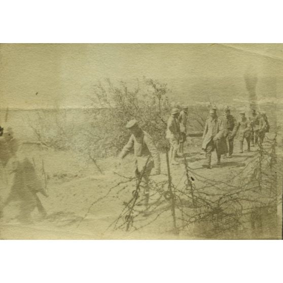 Arrivée des prisonniers boches vers la cote 120. Ils ont l'air malheureux. Mai 1917. [légende d'origine]