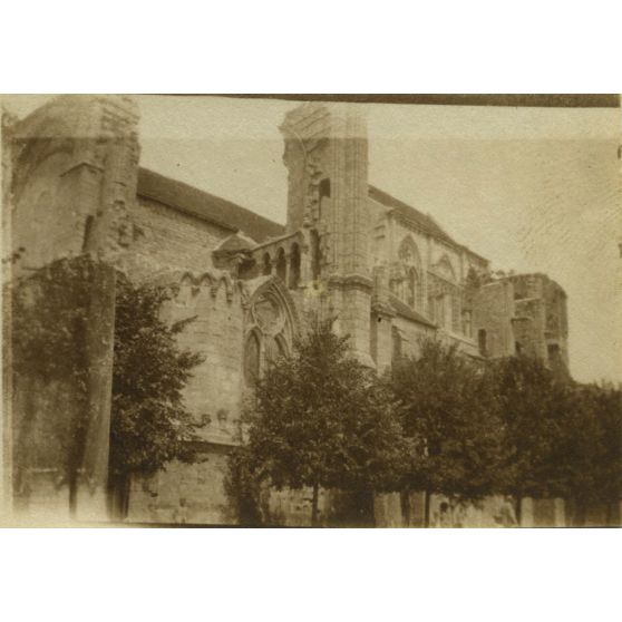 Mont Notre-Dame. Bati sur une hauteur endroit de notre P.C. lors de notre passage dans ce village. Juillet 1917. [légende d'origine]