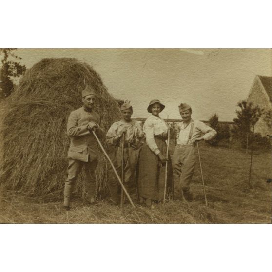 Groupe de faucheurs à Levignen (Oise). Juillet 1917. [légende d'origine]