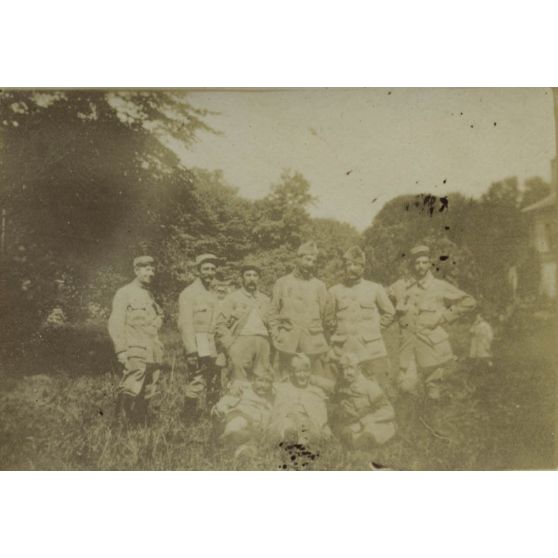 Agent de liaison au Parc. Attichy. Nous quittons le 28 août 1914 pour Bonneuil en Valois à 5 km de Pondron. 1916. Nous sommes revenus en auto. Nous étions quelques jours auparavant au château de Pondron. Nous faisons aussi la navette, mystère...? [légende d'origine]