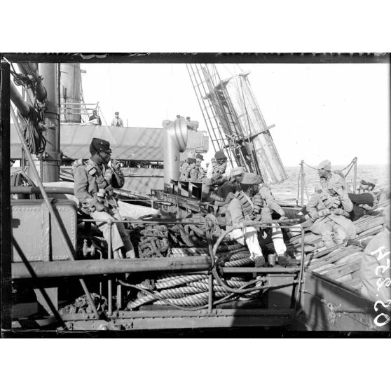 Rade de Malte. A bord de "l'Océanien". Soldats malgaches portant la ceinture de sauvetage. [légende d'origine]