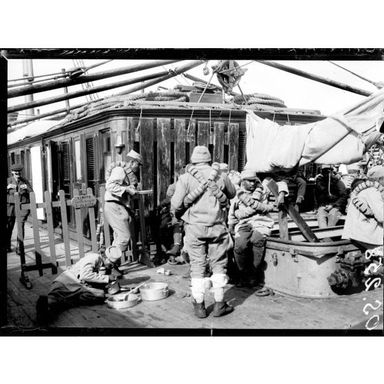 En mer. A bord de "L'Océanien". Soldats malgaches à la soupe. [légende d'origine]