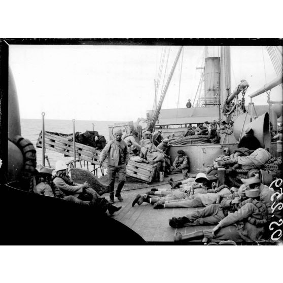 En mer. A bord de "L'Océanien". Soldats malgaches sur le pont, à gauche radeau de sauvetage. [légende d'origine]