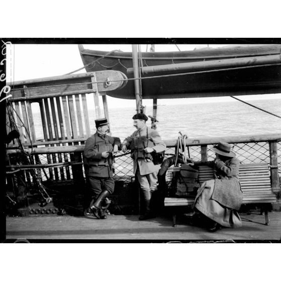 En mer. A bord de "L'Océanien". Passagers portant la ceinture de sauvetage. [légende d'origine]