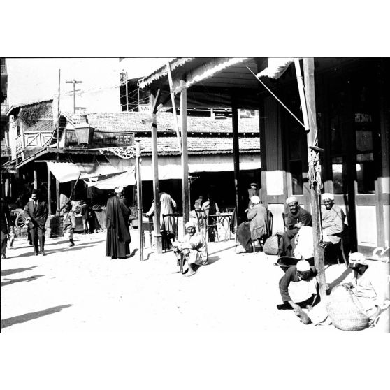 Port-Saïd. Coin de bar. [légende d'origine]