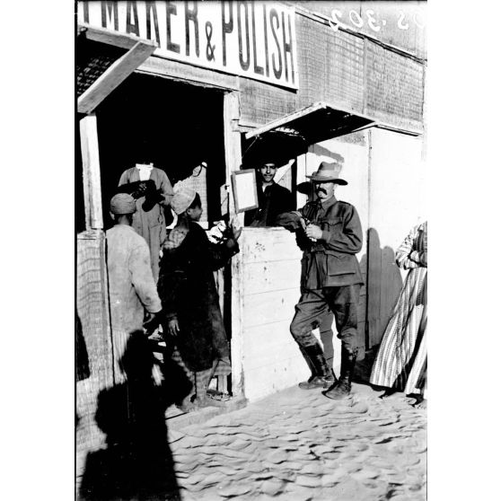 Port-Saïd, le camp des Australiens, une boutique de cireur. [légende d'origine]