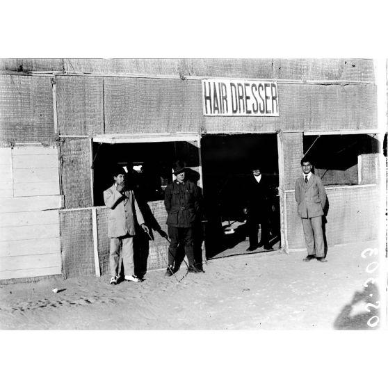 Port-Saïd, le camp des Australiens. Le coiffeur. [légende d'origine]