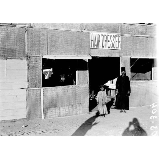 Port-Saïd, le camp des Australiens. Le coiffeur. [légende d'origine]