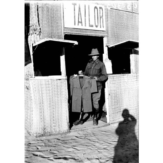 Port-Saïd, le camp des Australiens. Le tailleur. [légende d'origine]