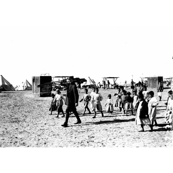 Port-Saïd. Camp de réfugiés arméniens. Les enfants suivent l'opérateur de la SPCA. [légende d'origine]