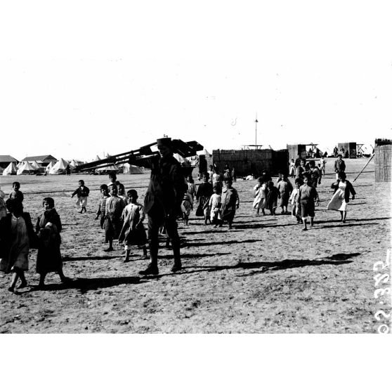 Port-Saïd. Camp de réfugiés arméniens. Les enfants suivent l'opérateur de la SPCA. [légende d'origine]