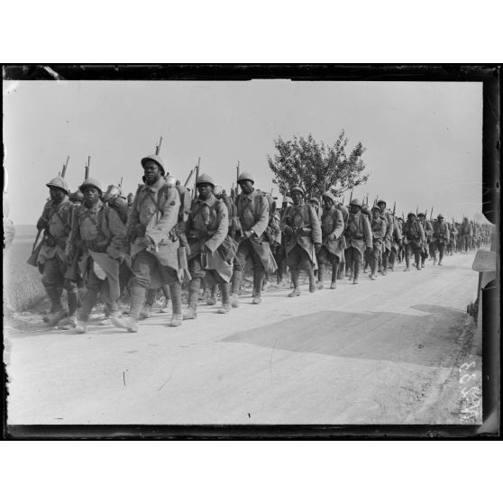 Route de Verdun (Meuse), colonne de Sénégalais faisant la route. [légende d'origine]