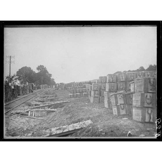 Route de Verdun (Meuse), près du lieu dit "La Maison Rouge", dépôt de munitions. [légende d'origine]