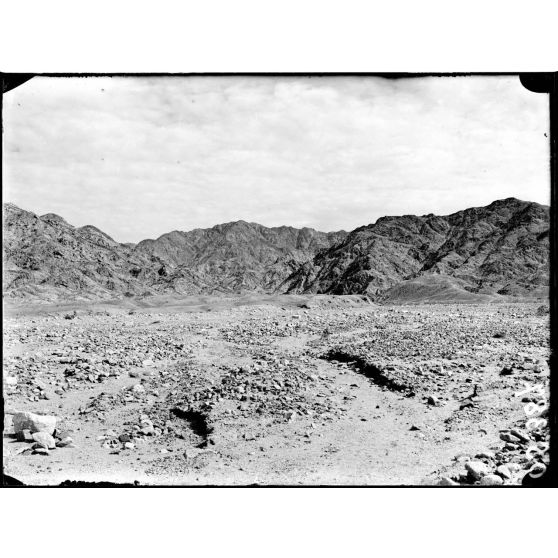 Akaba (Arabie). Le terrain d'alluvions au pied de la montagne granitique. [légende d'origine]