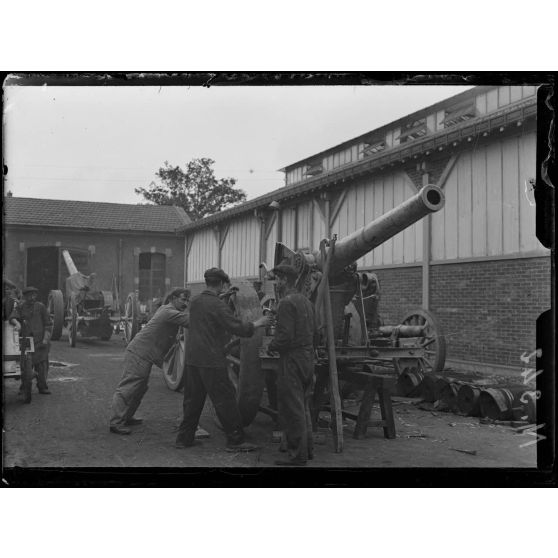 Bourges. Ateliers de construction. Arrivée d'un canon de 155 retour du front pour réparation. [légende d'origine]