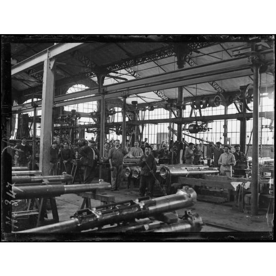 Bourges. Ateliers de construction. Bâtiment 2. Usinage des canons de 75. [légende d'origine]