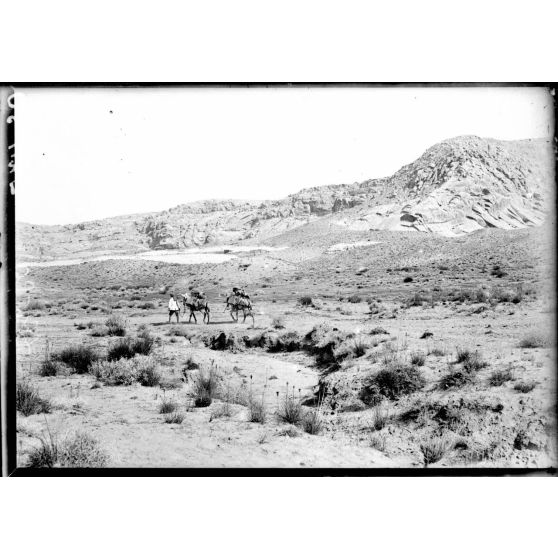 Entre Gouéra et Maan (Arabie). En colonne à 19 km de Gouéra. [légende d'origine]