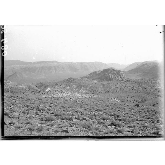 Entre Gouéra et Maan (Arabie). Une vallée. [légende d'origine]