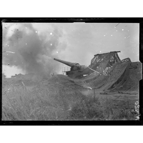 Région de Lihons (Somme), Canon de 305 sur voie ferrée. Départ du coup. [légende d'origine]