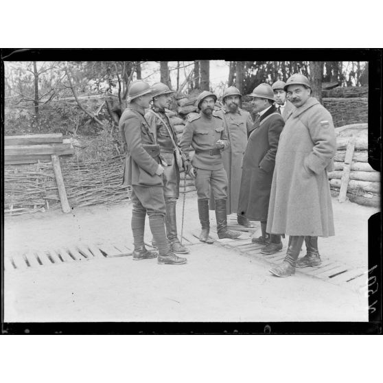 Région d'Aubérive (Marne), visite de journalistes russes au PC du bois de la chapelle. [légende d'origine]