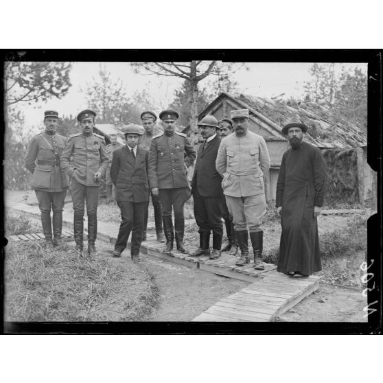 Région d'Aubérive (Marne), secteur russe. Visite de journalistes russes au PC de la ferme de l'Espérance. [légende d'origine]